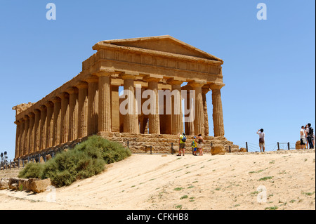 Agrigento. Sizilien. Italien. Blick auf die Vorderseite des herrlichen Griechisch dorischen Tempel von Concord oder Tempio della Concordia an der Stockfoto