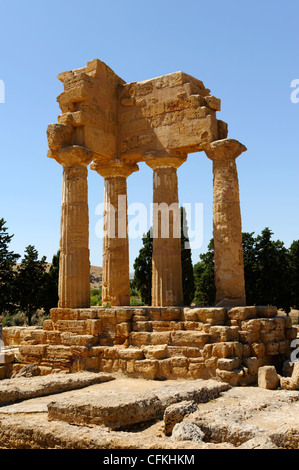 Agrigento. Sizilien. Italien. Blick auf der rekonstruierten Nordwestecke der Tempel des Castor und Pollux (Dioskuren) an die Stockfoto