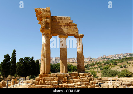 Agrigento. Sizilien. Italien. Blick auf der rekonstruierten Nordwestecke der Tempel des Castor und Pollux (Dioskuren) an die Stockfoto