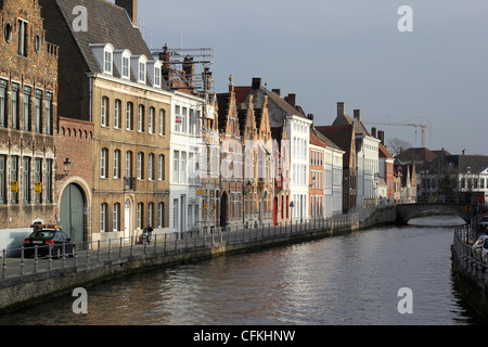 Majestätischen Häuser in Brügge entlang eines Kanals Stockfoto