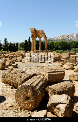 Agrigento. Sizilien. Italien. Blick auf der rekonstruierten Nordwestecke der Tempel des Castor und Pollux (Dioskuren) an die Stockfoto