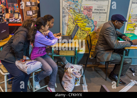 Paris, Frankreich, Besucher des „Salon du Livre“, der französischen Buchmesse, Familie mit PCs im Klassenzimmer, afrikanische Familie mit Kindern Stockfoto