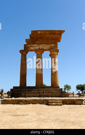 Agrigento. Sizilien. Italien. Blick auf der rekonstruierten Nordwestecke der Tempel des Castor und Pollux (Dioskuren) an die Stockfoto