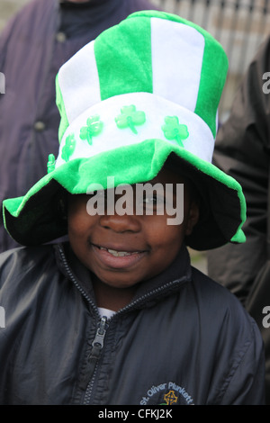 Junge genießt der St. Patricks Day Parade, Carrickmacross, Co. Monaghan, Irland Stockfoto