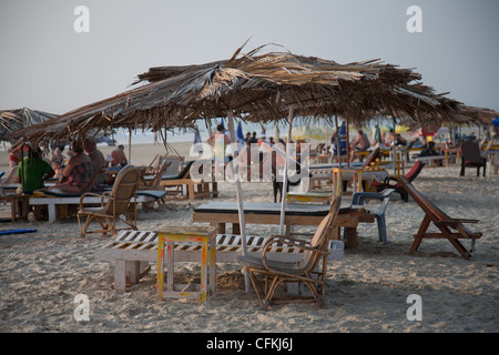 Touristen auf Colva Beach in Indien ruht Stockfoto