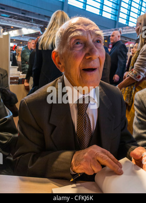 Paris, Frankreich, "Stéphen Hessel", französischer Schriftsteller, singen Bücher in Paris "Salon du Livre", Buchmesse, Stockfoto