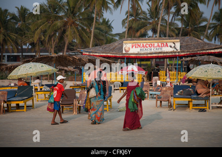 Russische Bar und Palmen Bäume auf Colva Beach in Indien Stockfoto