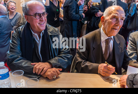 Paris, Frankreich, "Stéphen Hessel", berühmte französische Schriftsteller im "Salon du Livre", Buchmesse, Unterzeichnung Bücher Stockfoto