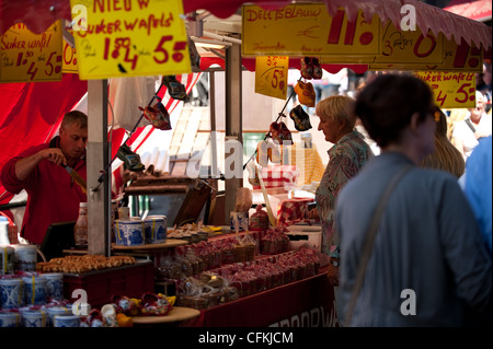 Traditionelle alte Straße Markt Leiden-Holland-Niederlande-Europa-EU Stockfoto