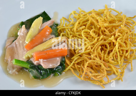 knusprige gelbe Nudeln mit in einer cremigen Soße sauce Stockfoto