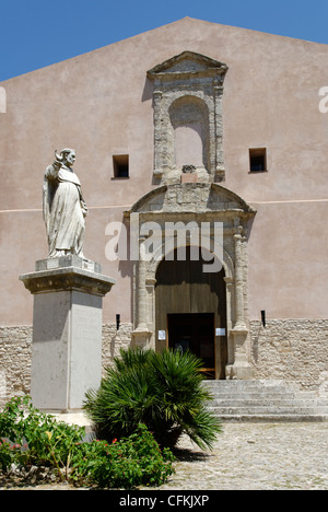 Erice. Sizilien. Italien. Ansicht des 13. Jahrhundert Kirche von San Giuliano mit Statue von Beato Alberto Saint Albert von Sizilien Stockfoto