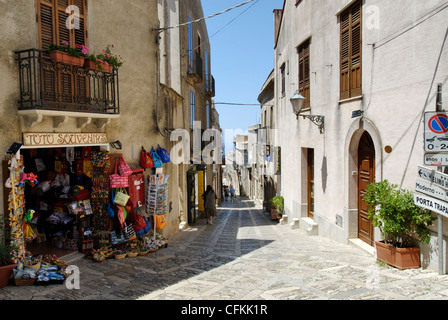 Erice. Sizilien. Italien. Blick auf Geschäfte mit Souvenirs und Keramik entlang Corso Vittorio Emaneule, die die Städte eigene Haupt Stockfoto