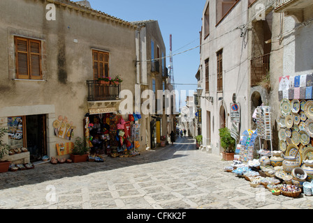 Erice. Sizilien. Italien. Blick auf Geschäfte mit Souvenirs und Keramik entlang Corso Vittorio Emaneule, die die Städte eigene Haupt Stockfoto