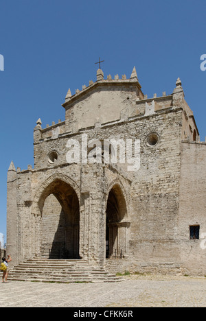 Erice. Sizilien. Italien. Blick auf die Fassade des Doms Chiese Regia-Madrice aus dem Jahre 1314. Der gotische Portal Eingang war Stockfoto