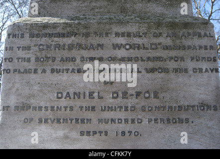 Inschrift auf Obelisk markiert das Grab von Autor Daniel Defoe bei Bunhill fields Cemetery in London, England Stockfoto