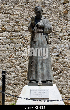 Erice. Sizilien. Italien. Statue des heiligen Pio von Pietrelcina, die im Jahr 2002 von Papst Johannes Paul II. heilig gesprochen wurde. Die malerische Stockfoto