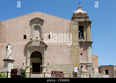 Erice. Sizilien. Italien. Ansicht des 13. Jahrhundert Kirche von San Giuliano mit Statue von Beato Alberto Saint Albert von Sizilien Stockfoto