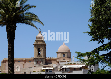 Erice. Sizilien. Italien. Blick durch Palmen der Glockenturm und der Dom aus dem 13. Jahrhundert Kirche von San Giuliano. Die Stockfoto