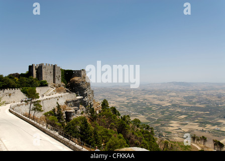 Erice. Sizilien. Italien. Blick auf das 12. Jahrhundert Castello di Venere seine Mauer umgibt Heiliger Bezirk, die einst befand sich der Stockfoto