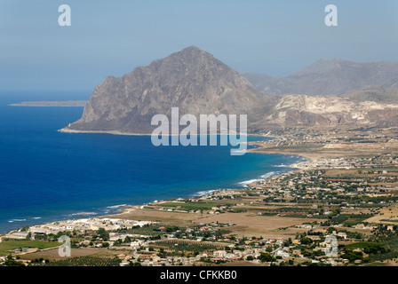 Sizilien. Italien. Herrliche Aussicht von den hoch aufragenden und Pyramide geformt Kalkstein Gipfel des Monte Cofano 695 Meter steigt und Stockfoto