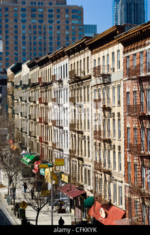 Feuerleitern auf Wohnhäuser Wohnung am oberen Broadway in Nachbarschaft von Harlem, New York City. Stockfoto