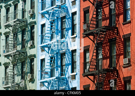 Farbenfrohe Wohnung Mietskasernen mit Feuerleitern in New York City. Stockfoto