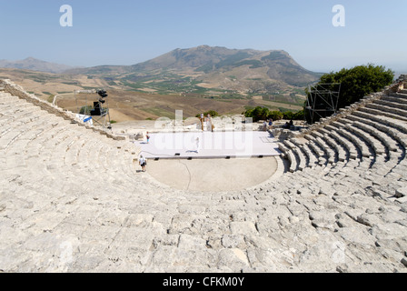 Segesta. Sizilien. Italien. Blick von der Rückseite des griechischen Theaters steht auf dem höchsten Teil der antiken Stadt auf über Stockfoto