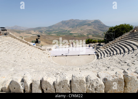 Segesta. Sizilien. Italien. Blick von der Rückseite des griechischen Theaters steht auf dem höchsten Teil der antiken Stadt auf über Stockfoto