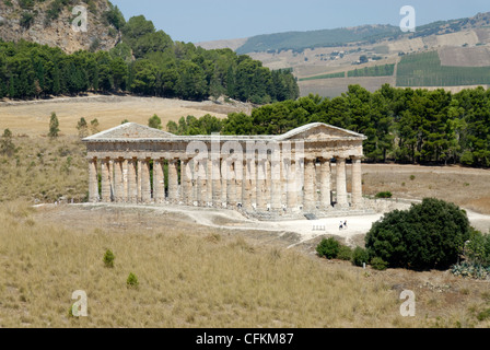 Panoramasicht auf die griechische klassische dorische Tempel von Segesta in Sizilien Italien. Stockfoto