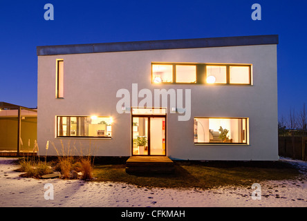 Modernes Haus in Land in der Nacht Stockfoto