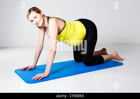 Schwangere Frau in vier zeigen knienden Position bereit, ihr Kern Rumpfmuskulatur trainieren Stockfoto