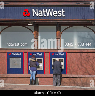 Menschen mit Geldautomaten bei NatWest Bank High Street Ashford Kent UK Stockfoto