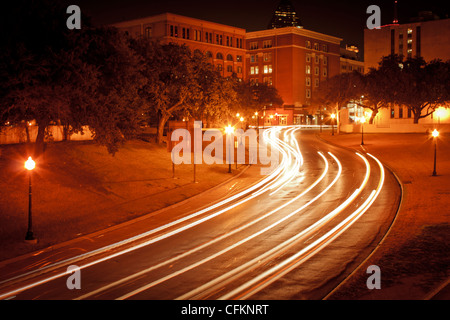 Lichtstreifen entlang der Elm Street, der Ort, wo Präsident Kennedy angeblich von Lee Harvey Oswald erschossen wurde. Stockfoto