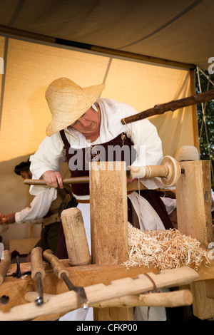 Warwickshire, Wilmcote, Ardens Bauernhof, Frau Bodging Drehmaschine Holz einschalten Stockfoto