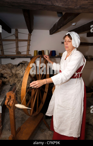 Warwickshire, Wilmcote, Ardens Bauernhof, Frau demonstrieren Wollspinnerei Stockfoto