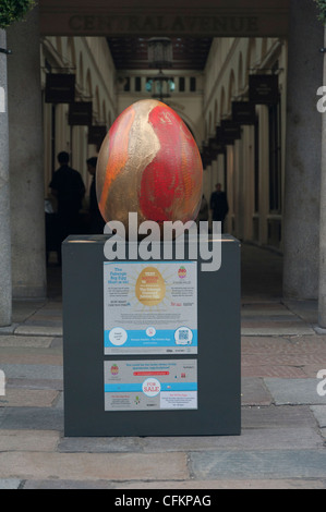 Fabergé Big Egg Hunt, ein Charity-Event mit 200 Designer Eiern befindet sich in Zentrum von London Stockfoto