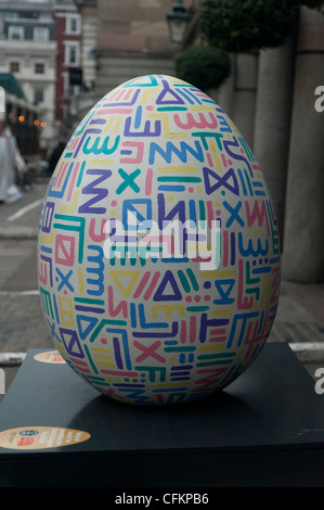 Fabergé Big Egg Hunt, ein Charity-Event mit 200 Designer Eiern befindet sich in Zentrum von London Stockfoto