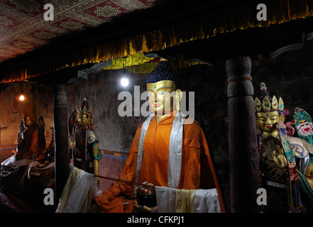 Statue von Shakyamuni Buddha, Gautama Buddha. Im Hintergrund sind Statuen von Guru Rinpoche und zukünftigen Buddha Maitreya Stockfoto