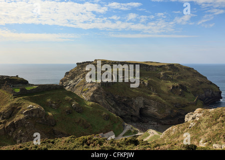 Tintagel, Cornwall, England, UK. Zeigen Sie zum legendären Camelot Castle of King Arthur auf der Felseninsel Landzunge an Stockfoto