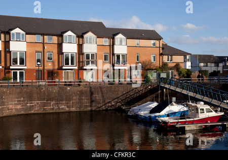 Festgemachten Boote und Wohnimmobilien in Penarth Marina in der Nähe von Cardiff Bay Stockfoto