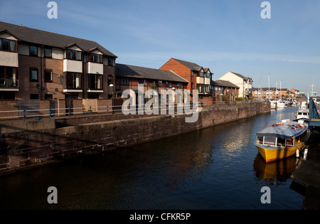 Vertäut Wasserbus Cardiff Bay und Wohnimmobilien in Penarth Marina, The Vale of Glamorgan, South Wales, UK Stockfoto