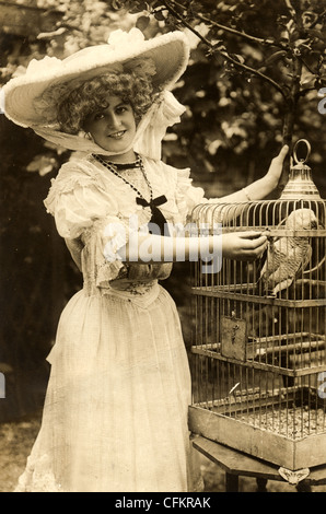 Schauspielerin Marie Studholme mit Papagei im Vogelkäfig Stockfoto