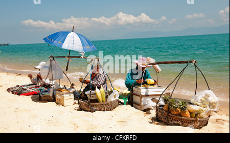 Strand-Hausierer Verkauf von Obst und Maiskolben am Strand in Ko Samui, Süd-Thailand Stockfoto