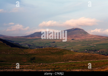 Cloud-streaming über den Gipfel des Pen-y-Gent Ribblesdale North Yorkshire England Stockfoto