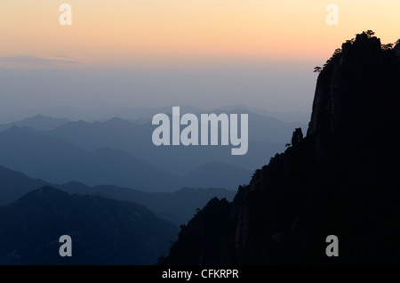 Sich entfernenden Peaks bei Westmeer von Cloud zerstreuen Pavillon in der Abenddämmerung am Huangshan Yellow Mountain Volksrepublik China Stockfoto