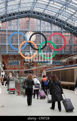 Passagiere, die an die Olympischen Ringe in London Eurostar-Terminal St. Pancras International, an der Rückseite, London, England, UK Stockfoto