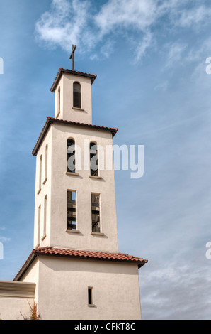 Glockenturm der Kirche und Kirchturm bei Thomas von Aquin katholische Kirche in Litchfield Park (Phoenix), Arizona Stockfoto