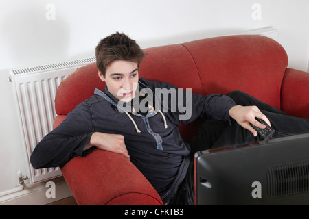 Junge Männer vor dem Fernseher allein Stockfoto