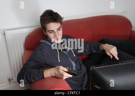 Junge Männer vor dem Fernseher allein Stockfoto