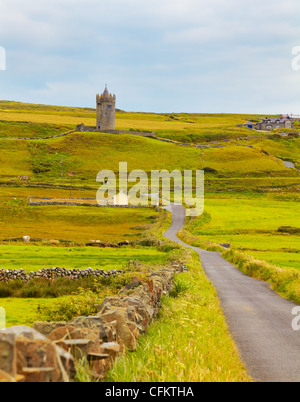 Blick auf Doonagore Castle an einem bewölkten Tag im Sommer, County Clare, Irland. Stockfoto